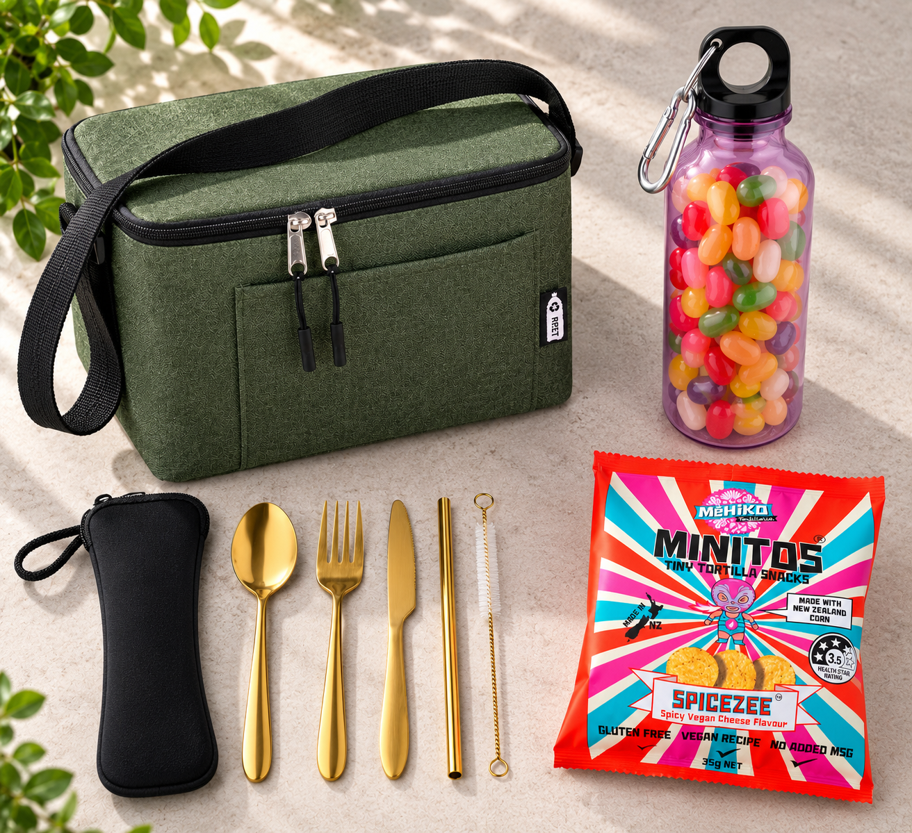 Lunch On The Go complete gift set: dark green Cuba RPET cooler bag, gold 5 Service cutlery set in its neoprene pouch, transparent Moss RE500 bottle filled with jelly beans and Mehiko Minitos tortilla snacks